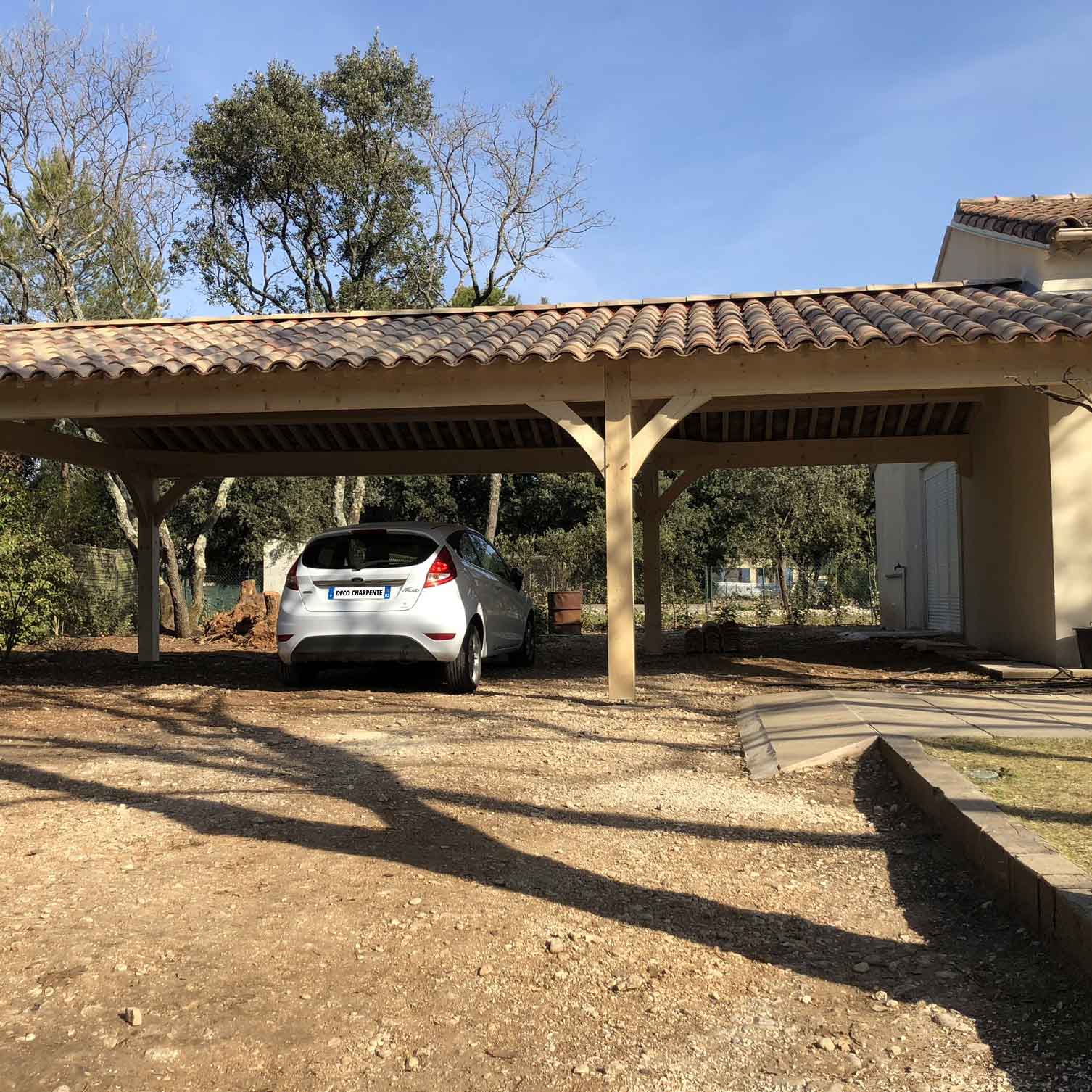 Découvrez les styles d'abris voiture en bois sur mesure, garantis 10 ans.