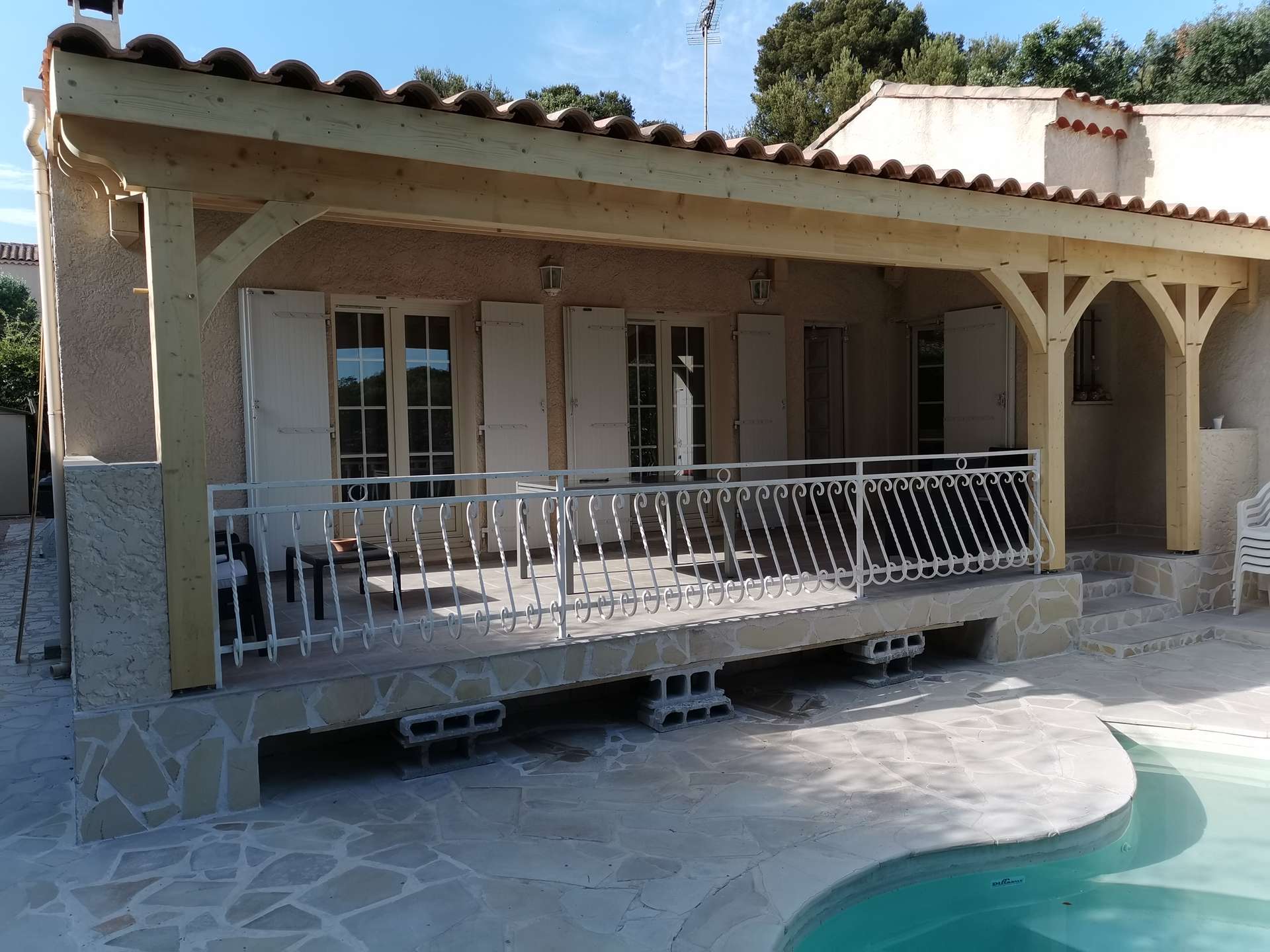 10017 Faîtes installer votre pergola en bois à Mâcon par Déco Charpente