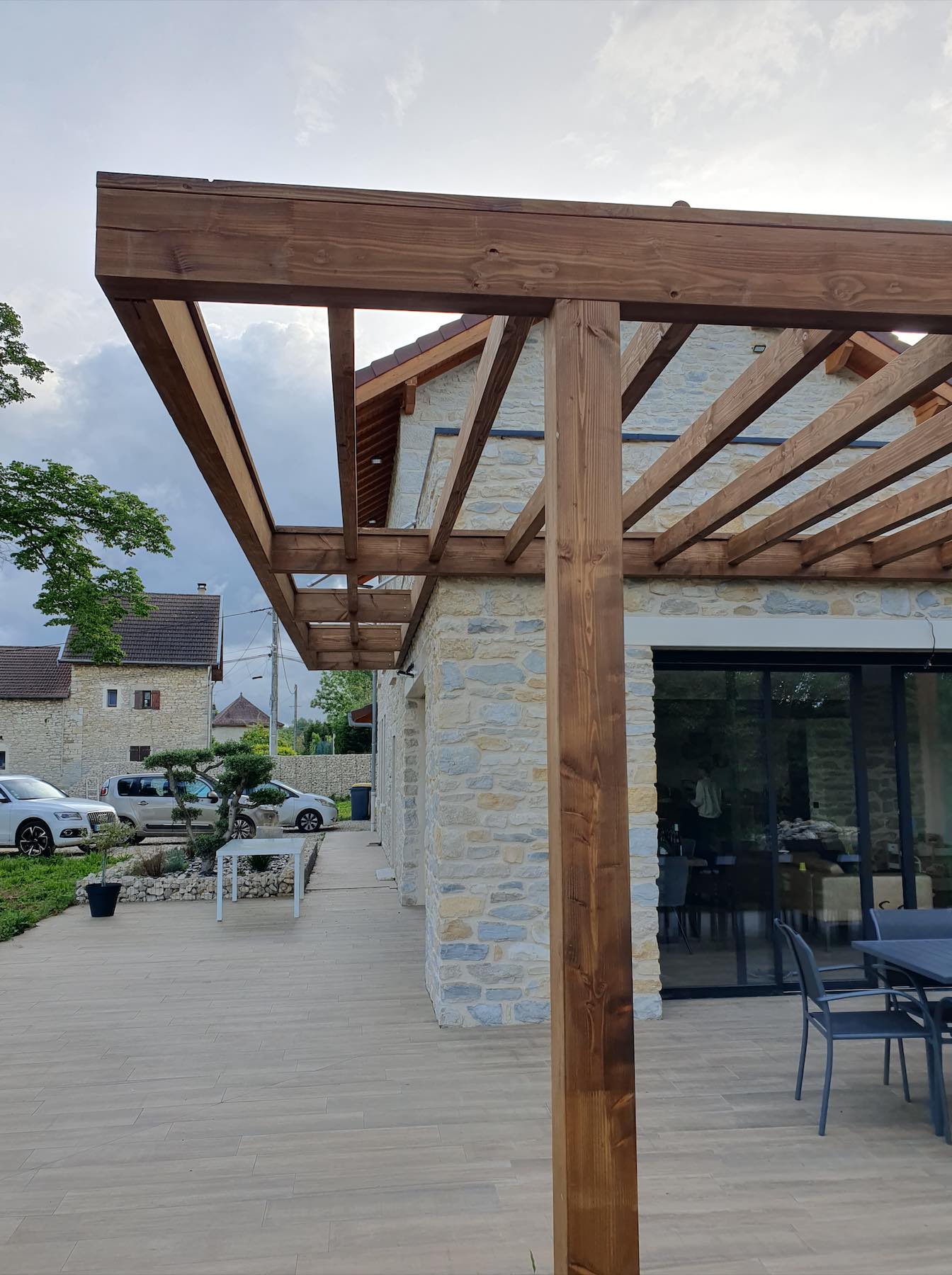 Pergola bois C10 6 Un projet de pergola en bois à Grasse ? Contactez Déco Charpente pour plus de renseignements.