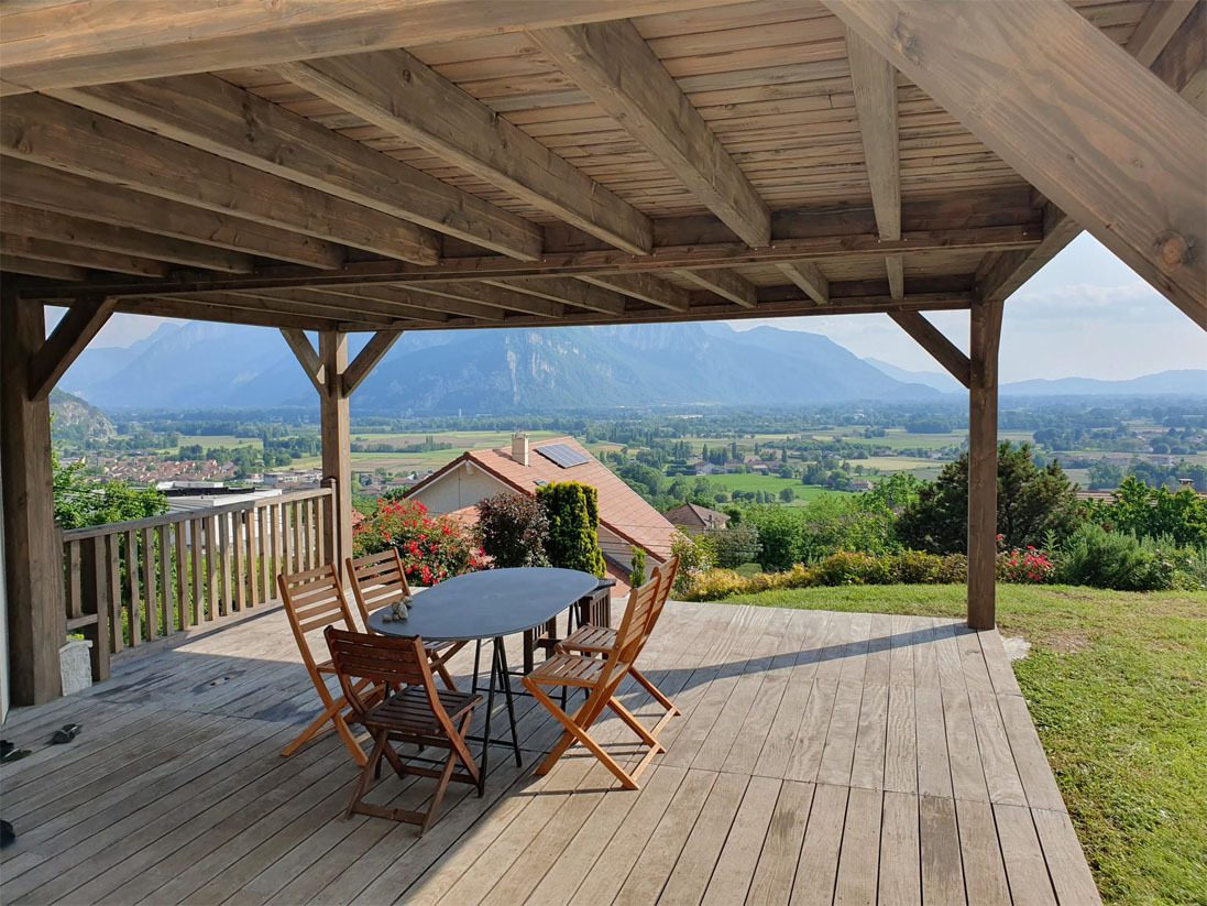 Une solide pergola en bois à votre domicile de Bron dans le Rhône
