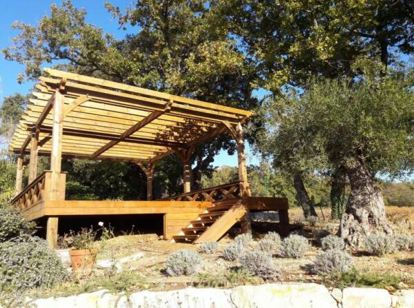 pergola bois surélevée avec escalier et garde corps