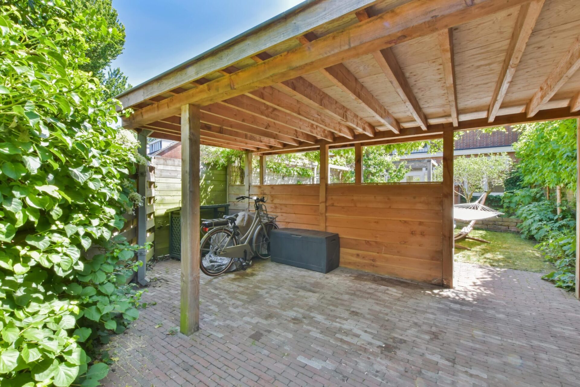 pergola bois Un projet de pergola en bois à Grasse ? Contactez Déco Charpente pour plus de renseignements.