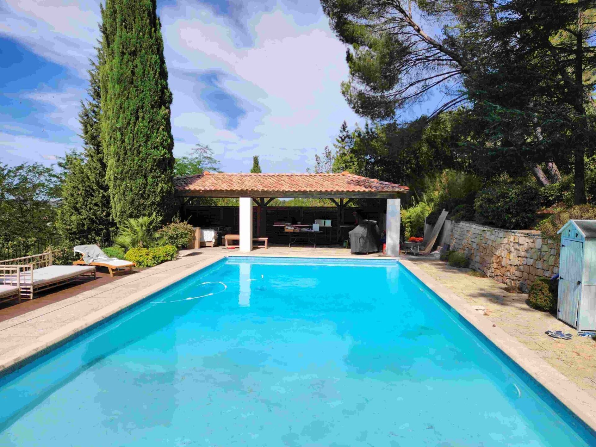 Pool House à Aix en Provence Un pool house en bois sur mesure à Vienne avec Déco Charpente