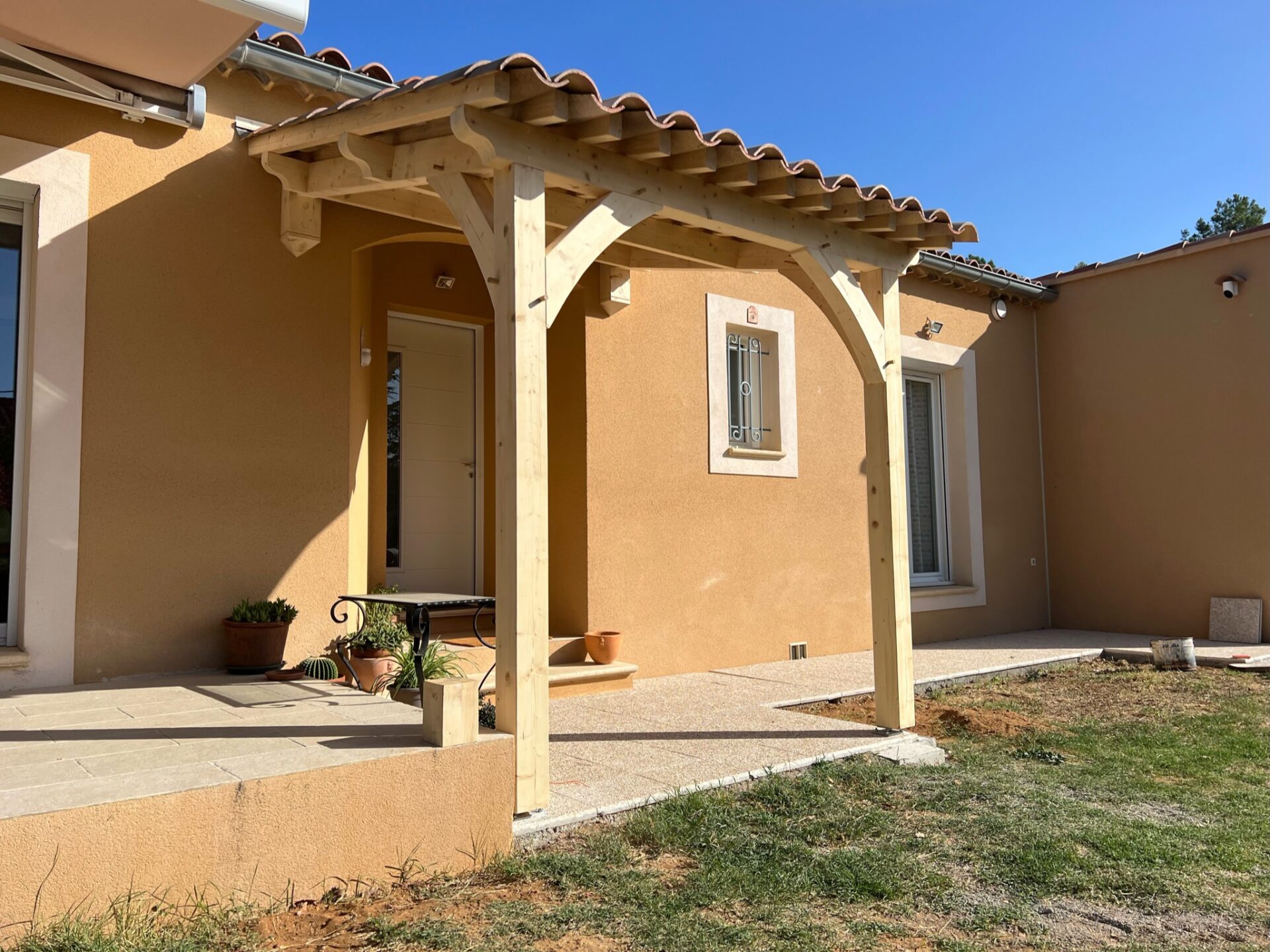 Habillez votre maison d'un auvent en bois à Draguignan grâce à Déco Charpente