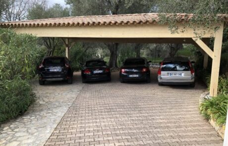 Image représentant un large abri Déco Charpente pouvant accueillir au moins quatre véhicules.