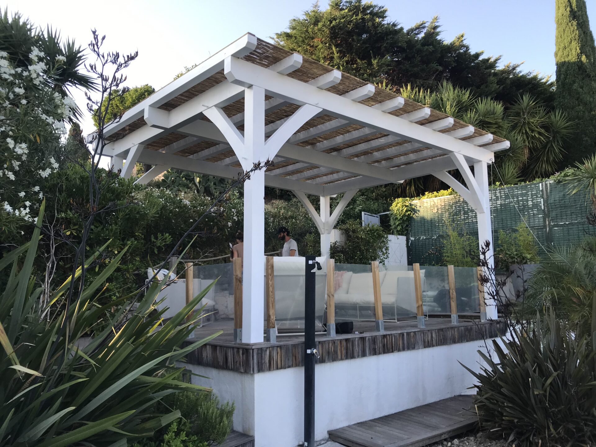 IMG_2895 Pour votre projet de pergola en bois à Menton, faîtes confiance à Déco Charpente