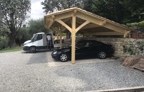 Image représentant un abri Déco Charpente avec toiture en double pente pouvant accueillir au moins quatre véhicules.