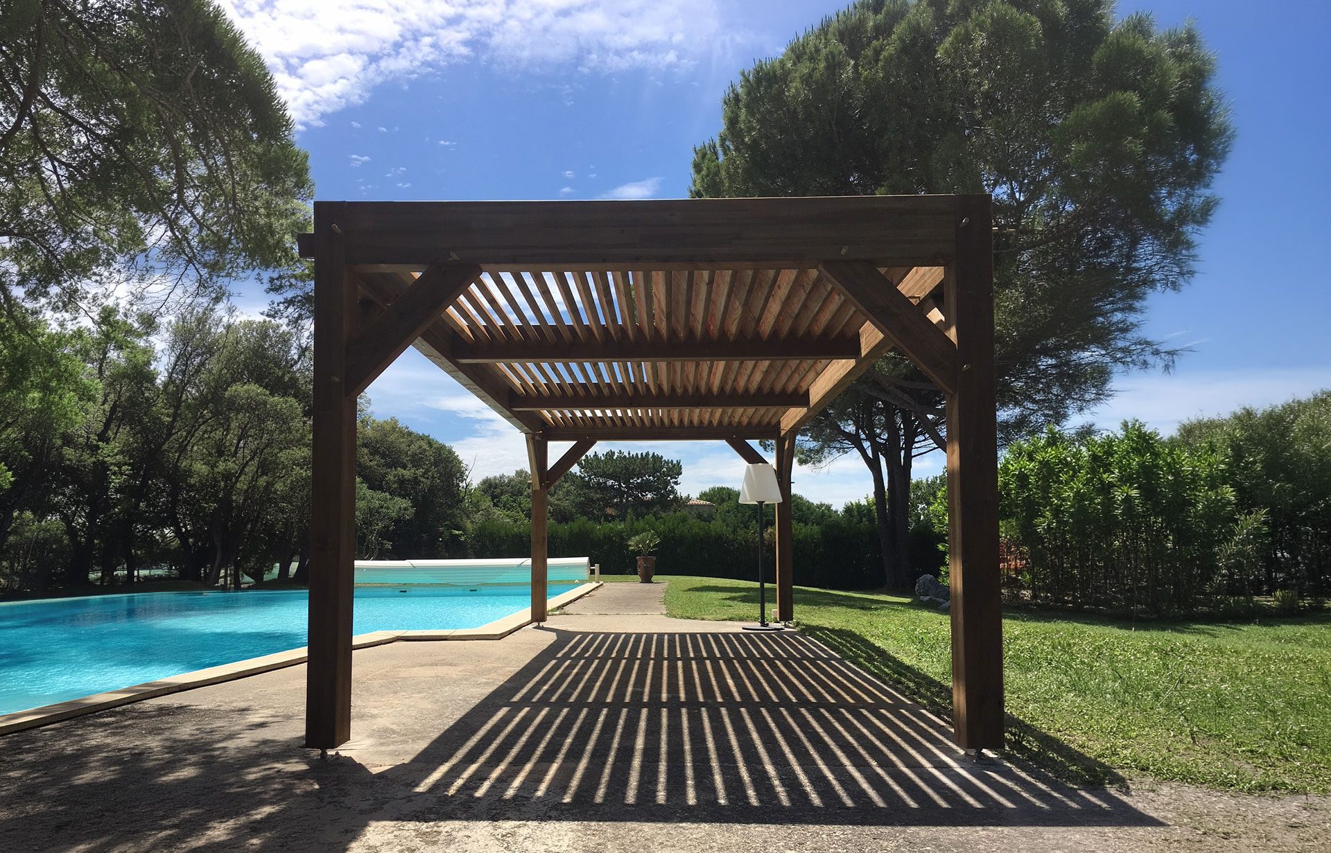 pergola-003 Pergola autoportante en bois à Saint-Bonnet-de-Mure avec Déco Charpente Mions