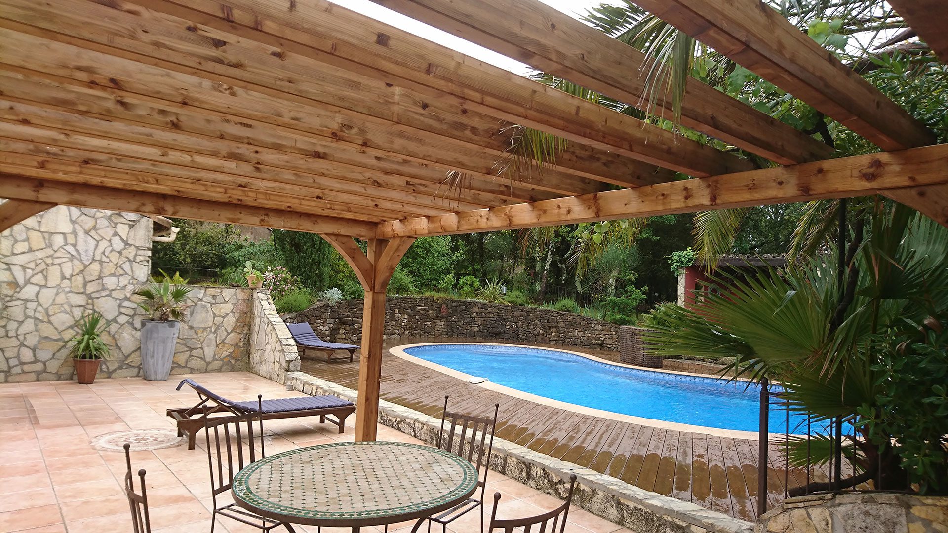 pergola-004 Une pergola en bois au bord de votre piscine à Saint-Laurent-de-mure grâce à Déco Charpente
